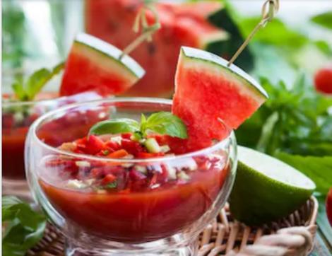 Rețeta Gazpacho de pepene roșu, sau Supă rece de pepene roșu. Gustoasă, revigorantă și hidratantă, perfectă pentru o zi de vară, caniculară!