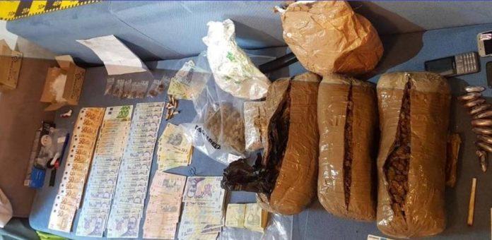 Tineri din Craiova arestați pentru trafic de droguri. Autoritățile au găsit la locuința acestora 1,8 kilograme de canabis şi 105 grame de haşiş