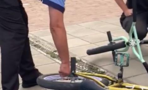 Video. Poliția Română în acțiune: Doi oameni ai legii au dezumflat roțile de la biciclete, în Iași, pe motiv că erau lăsate prost