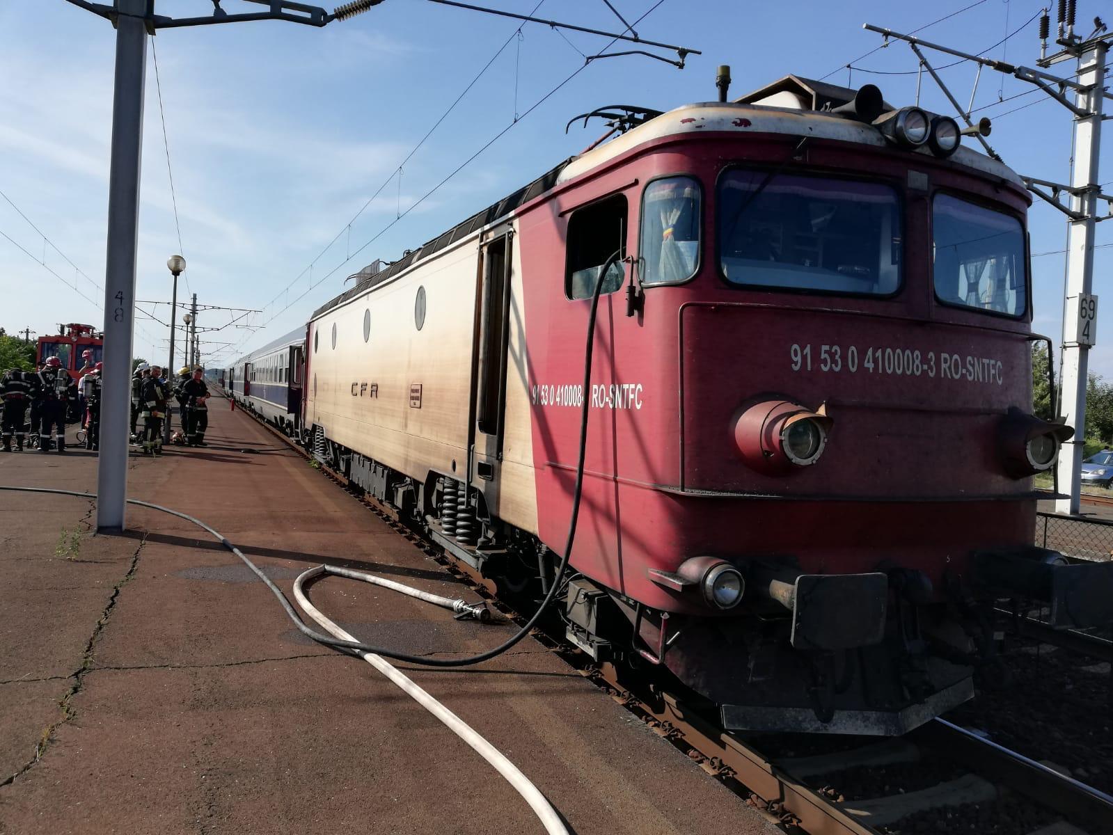 Ultimă oră! Locomotiva unui tren cu 350 de călători a luat foc, &icirc;n Prahova