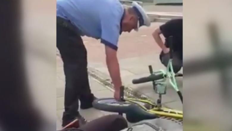 Un polițist, filmat &icirc;n timp ce dezumfla roțile bicicletelor unor tineri, &icirc;n Iași! Cine și cum va fi pedepsit. &bdquo;Nu este normal&rdquo; &ndash; Video