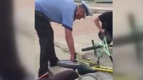 Un polițist, filmat în timp ce dezumfla roțile bicicletelor unor tineri, în Iași! Cine și cum va fi pedepsit. „Nu este normal” – Video