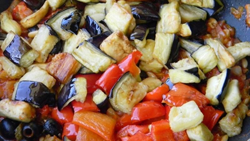 Rețeta Caponata. O mâncare delicioasă de legume, inspirată din bucătăria italiană.