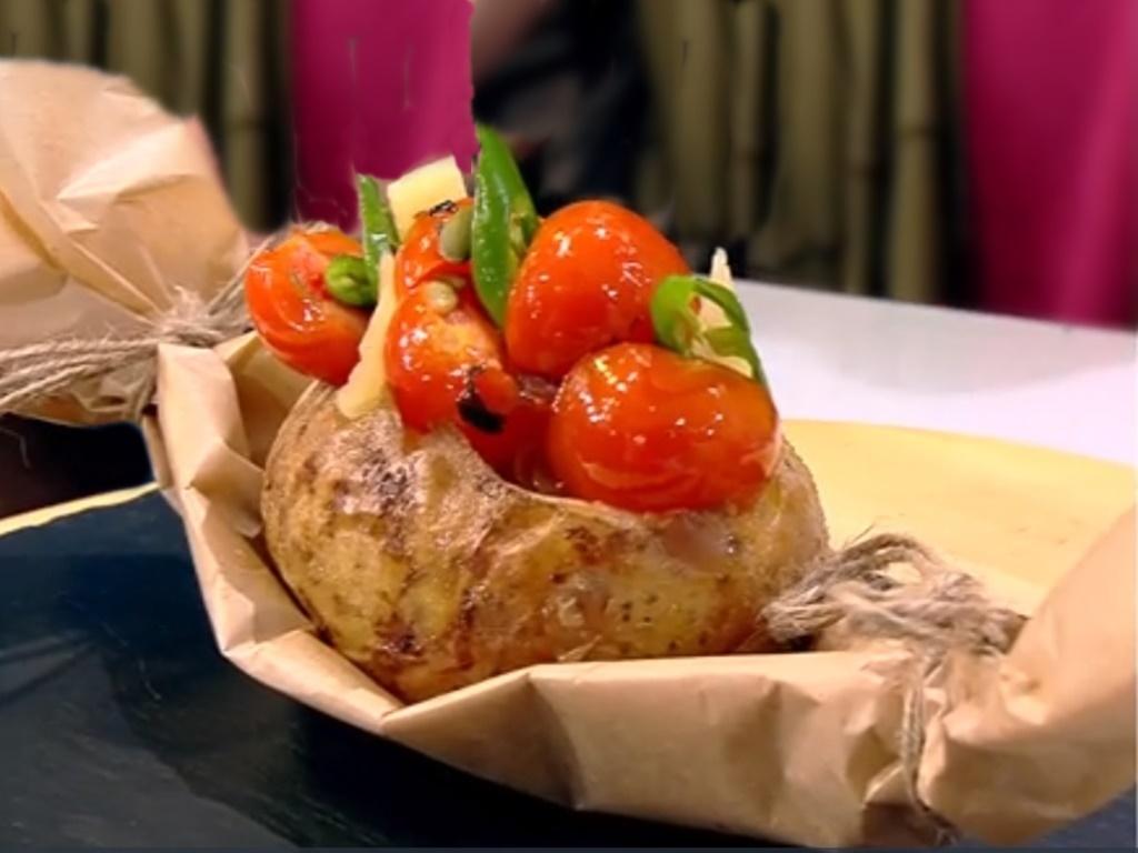 Cartofi la cuptor,  umpluți cu br&acirc;nzeturi și roșii cherry. O garnitură perfectă l&acirc;ngă orice friptură!