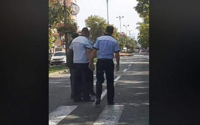 Un bătr&acirc;n este ajutat de trei polițiști să traverseze strada. &Icirc;nt&acirc;mplarea vine la o zi după ce o bătr&acirc;nă a fost amendată pe trecere. &bdquo;Acum vă faceţi treaba ca să vă spălaţi păcatele?&rdquo; VIDEO
