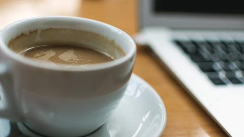 Bei cafea zilnic? Ar putea fi cauza durerilor repetate de cap. Studiile arată că un consum mare de cofeină favorizează migrenele