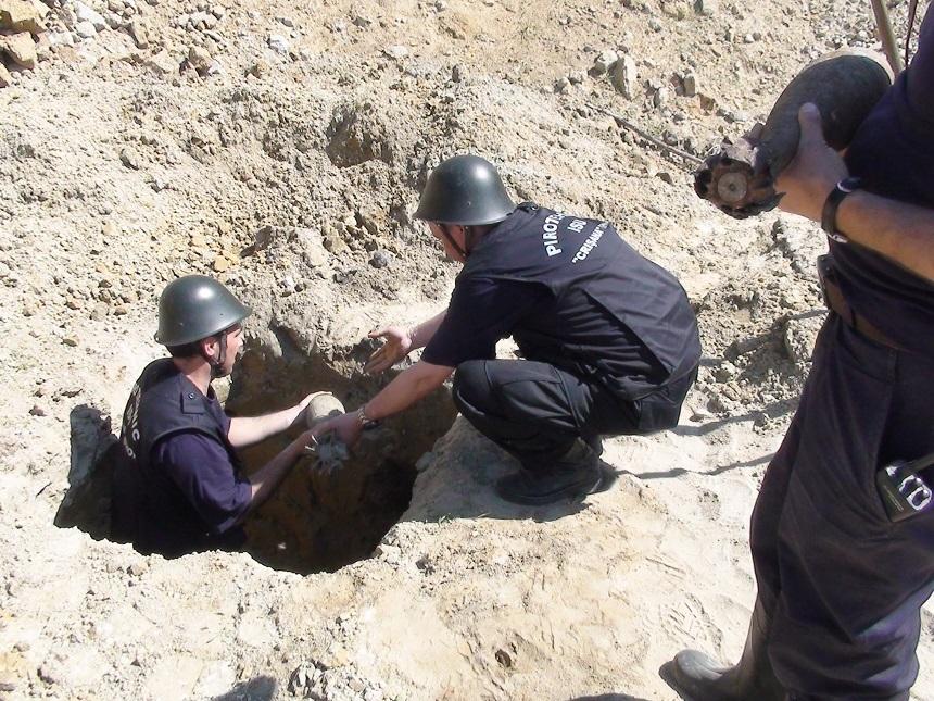 ISU Bihor:  Un proiectil şi o bombă din cel de-al Doilea Război Mondial, rămase neexplodate, ridicate de pirotehnişti
