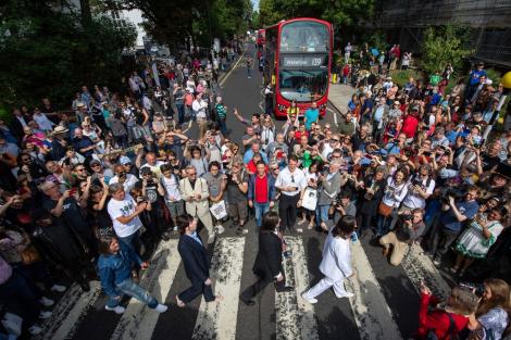 50 de ani. Mii de oameni au călcat pe zebrele Beatles - Abbey Road: "Au traversat o stradă și au făcut-o să pară mișto"
