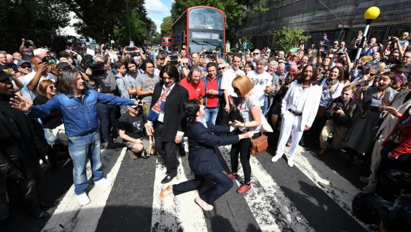 50 de ani. Mii de oameni au călcat pe zebrele Beatles - Abbey Road: 