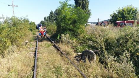 Scene de groază în Bacău! O căruță a fost lovită de un tren. Doi bărbaţi au murit. Atenție, imagini tulburătoare! Foto