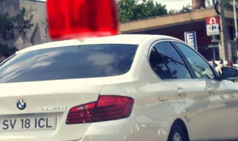 Mașină cu număr de înmatriculare interzis, surprinsă pe străzile din Suceava