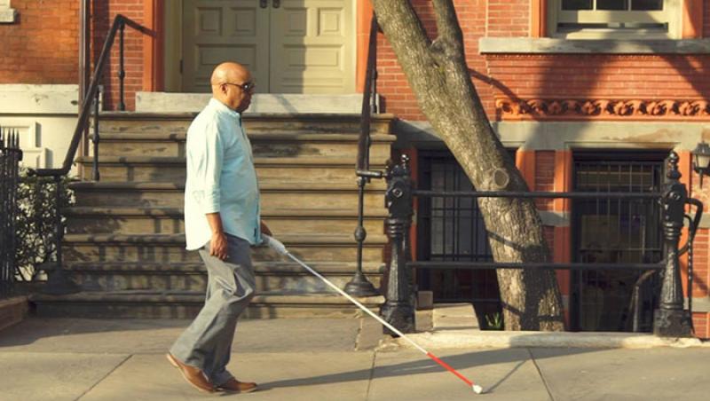 Video - Un inginer orb a inventat un „baston inteligent” care utilizează hărți Google pentru a ajuta persoanele nevăzătoare să navigheze