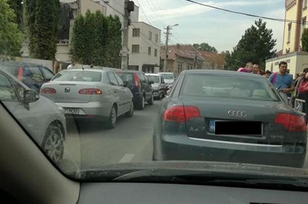 Trafic infernal &icirc;n București, microbuze școlare goale: "Fata mea are opt ani, dar am obișnuit-o cu mașina"