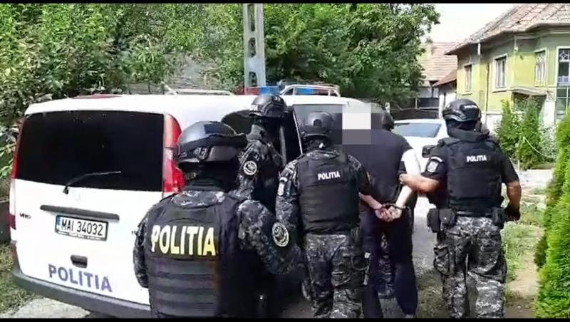 Polițist acuzat de corupție, săltat de mascați! Rețea uriașă, destructurată cu ajutorul agenților sub acoperire