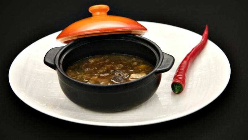 În ediția 2 a sezonului 7, chefii Bontea, Dumitrescu și Scărlătescu au degustat supă filipineză de intestine