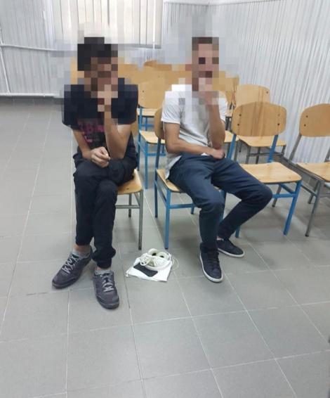 Tineri prinși în timp ce se drogau lângă un liceu din Pitești. Ce puteau să fumeze băieții reținuți!