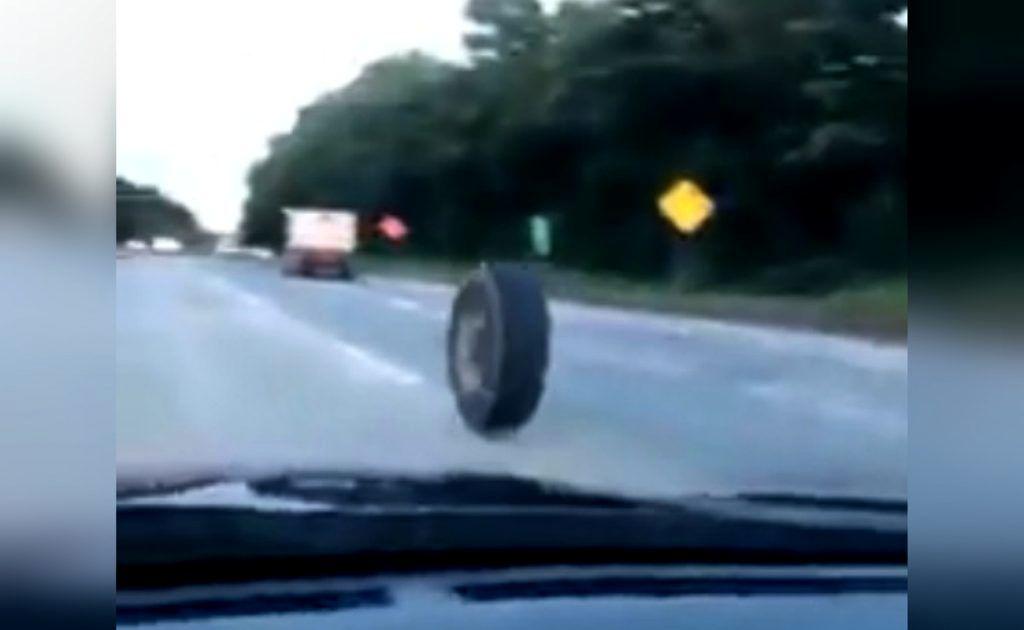 Accident șocant! O anvelopa a fost surprinsă rostogolindu-se și izbindu-se de un autoturism de pe contrasens - VIDEO