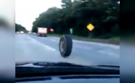 Accident șocant! O anvelopa a fost surprinsă rostogolindu-se și izbindu-se de un autoturism de pe contrasens - VIDEO