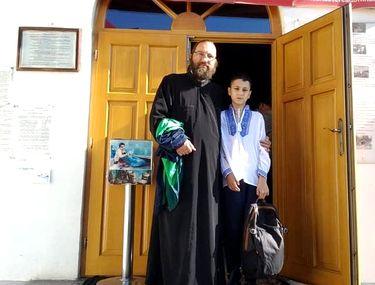 Un preot a &icirc;mbrăcat 4.000 de copiii cu ocazia noului an școlar! &ldquo;Fiecare caz este de un mare dramatism, sunt copii care măn&acirc;ncă pe apucate&ldquo;