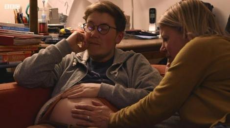 Povestea bărbatului transgender care a născut natural. „Dacă toți bărbații ar da naștere copiilor, atunci sarcina ar fi luată în serios”  VIDEO