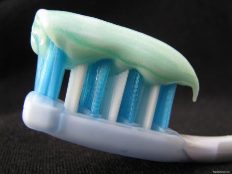 Ce afecțiuni  grave poți suferi dacă înghiți pastă de dinți