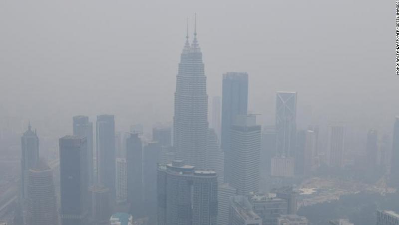 Caz similar Amazon! Pădurile din Indonezia ard, iar Singapore se sufocă cu fum