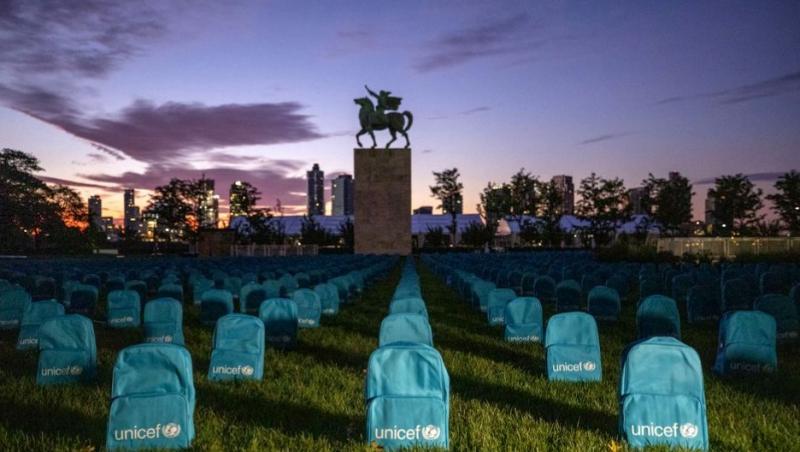 Proiect UNICEF! Aproximativ 4.000 de ghiozdane așezate sub forma unor pietre funerare ca omagiu adus copiilor uciși în conflictele din lume!