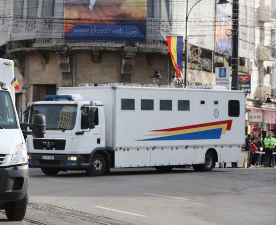 O dubă ce transporta 17 deținute de la Penitenciarul Craiova, implicată &icirc;ntr-un accident rutier. Care este starea victimelor