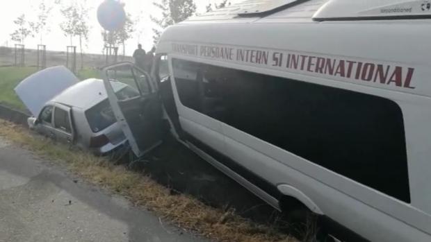 Două accidente grave au avut loc &icirc;n Dolj! Un autotursim a intrat &icirc;ntr-o dubă cu 17 deținute - VIDEO