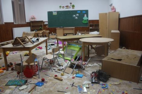 Iată ce pot face trei copii în trei ore: cinci săli de clasă, cancelaria, grupul sanitar, distruse: „A fost distractiv până am obosit” - Foto