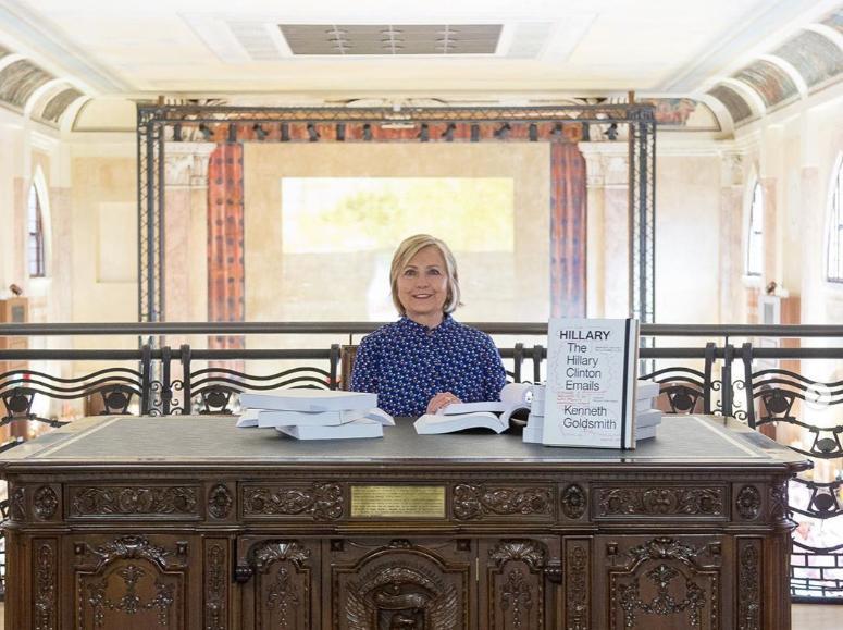 Hillary Clinton şi-a citit controversatele e-mail-uri la expoziţia din Veneţia