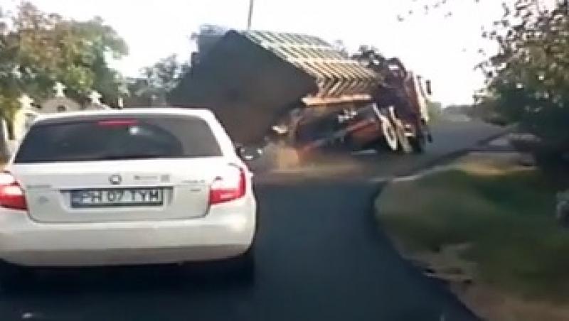 „Doamne ferește! Se răstoarnă!!!” Accident înfiorător filmat pe o șosea din Bacău. Imagini nerecomandate cardiacilor!