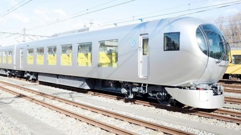Japonia: La Tokyo circulă un trenul uimitor numit Laview, proiectat să ofere senzaţia că te afli în camera de zi