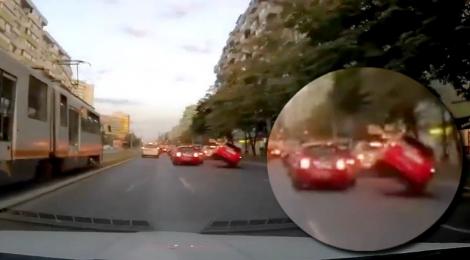 Un șofer din București a sfidat legile fizicii! Acesta a depășit un alt autoturism pe două roți - VIDEO