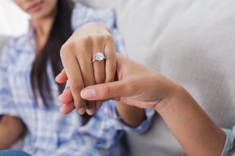 Și-a cerut iubita în căsătorie cu cel mai indecent inel de logodnă! Fericirea ei s-a transformat în furie! Interzis minorilor! „A demonstrat o lipsă totală de respect!” - Foto