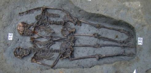 Scheletele "&Icirc;ndrăgostiţilor din Modena", cunoscuţi pentru că au fost &icirc;ngropaţi ţin&acirc;ndu-se de m&acirc;nă, aparţin unor bărbaţi