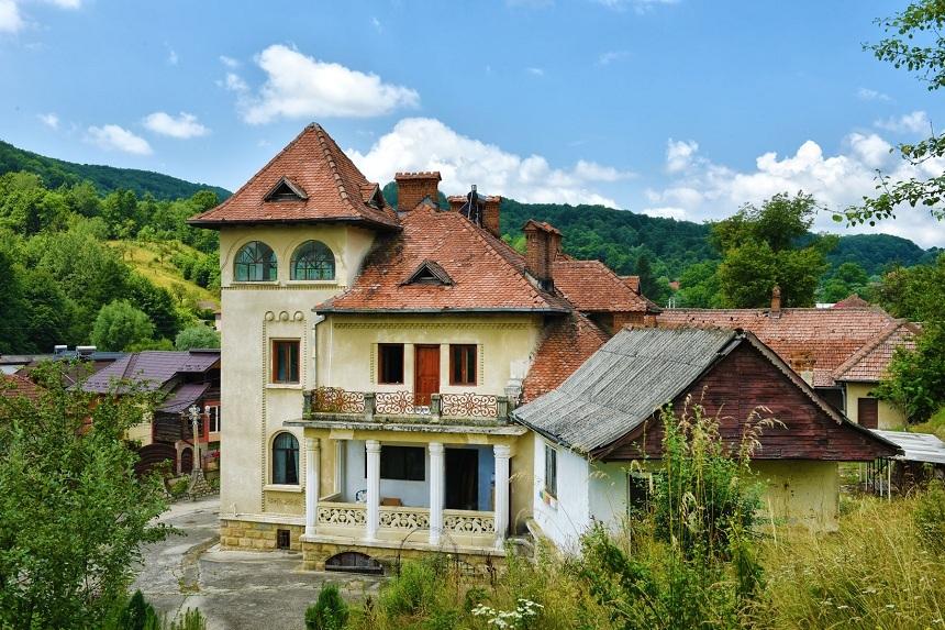 Conace din Ţara Muscelului, scoase la v&acirc;nzare - FOTO