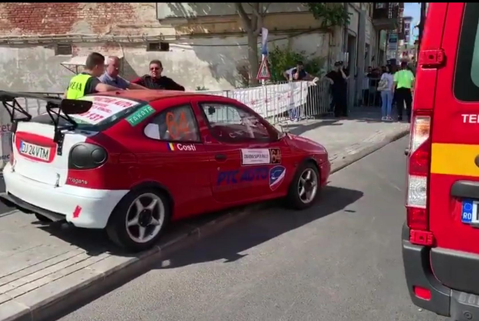 Momentul &icirc;n care o mașină a derapat, la Raliul Craiovei! Șase persoane, &icirc;ntre care doi copii, duse la spital! Atenție, imagini care vă pot afecta emoțional!