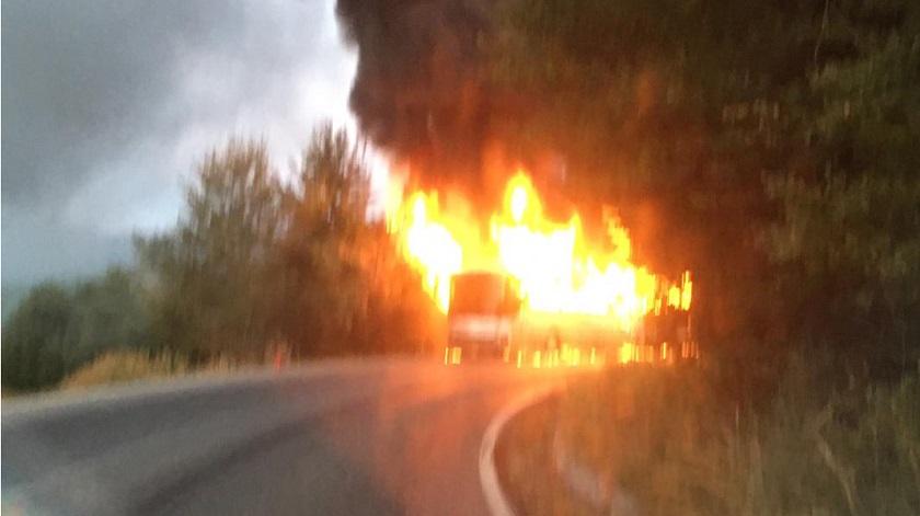 Momente dramatice &icirc;n Brașov! Un autobuz &icirc;n care se aflau călători, cuprins de flăcări! Șoferul n-a putut să stingă incendiul