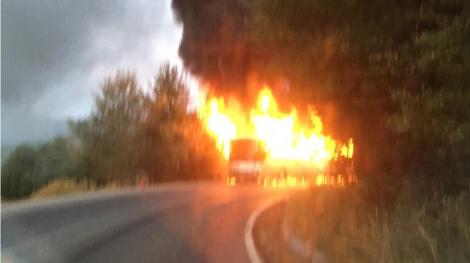 Momente dramatice în Brașov! Un autobuz în care se aflau călători, cuprins de flăcări! Șoferul n-a putut să stingă incendiul