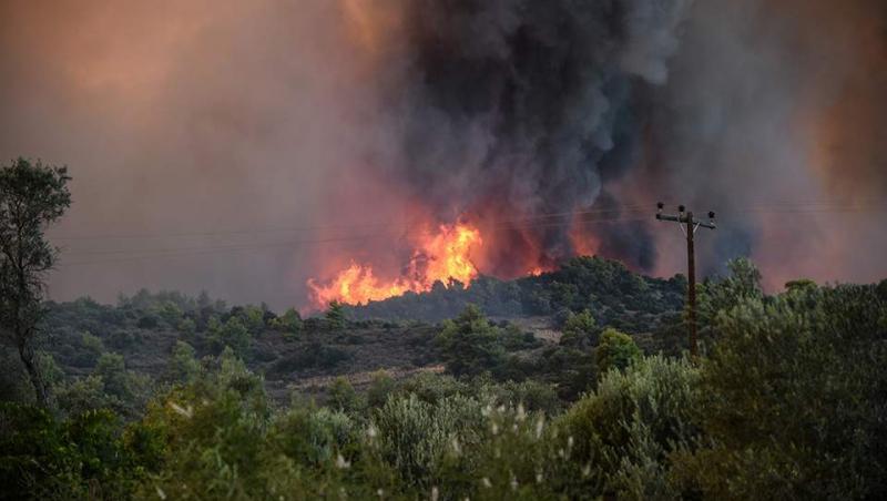 Grecia arde din nou. Localităţi de pe insula Zakynthos au fost evacuate din cauza incendiilor. Imagini apocaliptice
