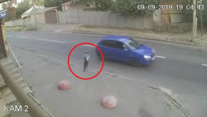 Imagini șocante cu un copil care a fost lovit de mașină! Acesta s-a ridicat instant după izbitură datorită ghiozdanului