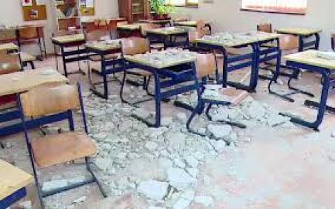 Tavanul unei școli s-a prăbușit în timpul unei reparații. Elevii se aflau în pauză în momentul incidentului