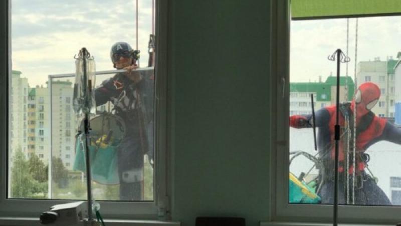 Supereroi la geamul unui spital pentru copii. Acțiunea care le-a făcut ziua mai bună