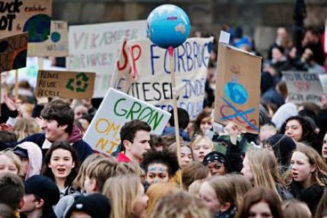Proteste în mai multe școli. Elevii români participă la acea mai mare grevă pentru climă de pe Glob