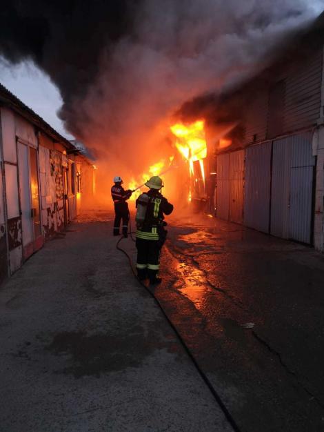 Cluj: Incendiu puternic la un lanţ de depozite din Floreşti; deocamdată nu sunt anunţate victime