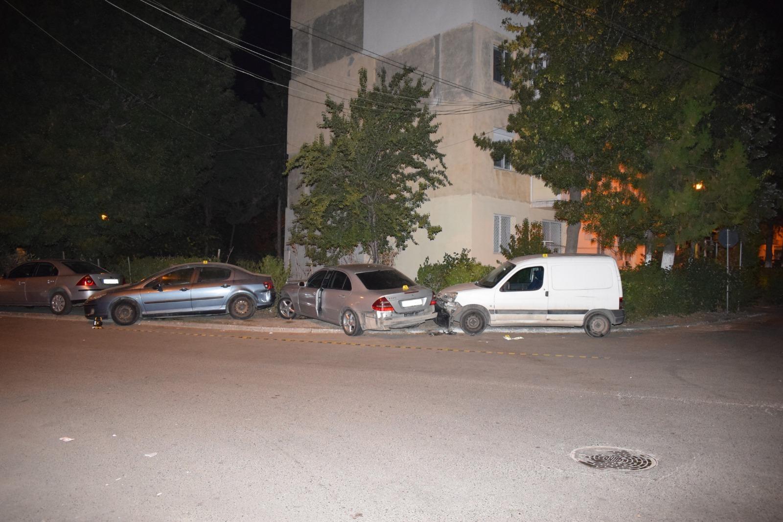 Constanţa: Foc de armă pentru prinderea unui t&acirc;năr care nu a oprit la semnalul poliţiştilor. El nu avea permis, conducea o maşină furată şi a lovit patru maşini parcate, &icirc;n timpul urmăririi