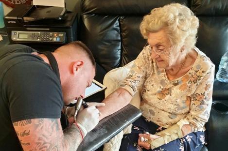 O străbunică de 94 de ani s-a tatuat pentru prima dată în viața ei! Mesajul pe care l-a ales este sfâșietor! „A suportat durerea mai bine decât un culturist”. Foto
