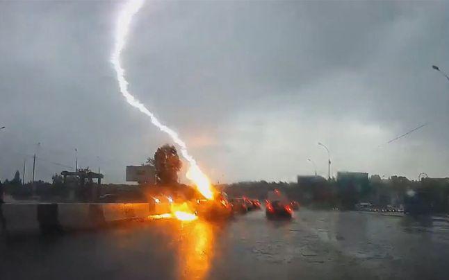 O mașină a fost lovită de fulger de două ori &icirc;n c&acirc;teva secunde VIDEO
