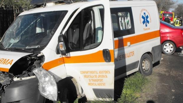 Ambulanță implicată &icirc;ntr-un accident grav. Toți pasagerii sunt asistați medical la fața locului